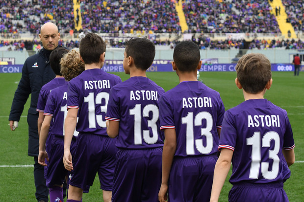 Die Florenz-Kicker trugen beim Aufwärmen den Namen und die Nummer von Astori am Rücken.