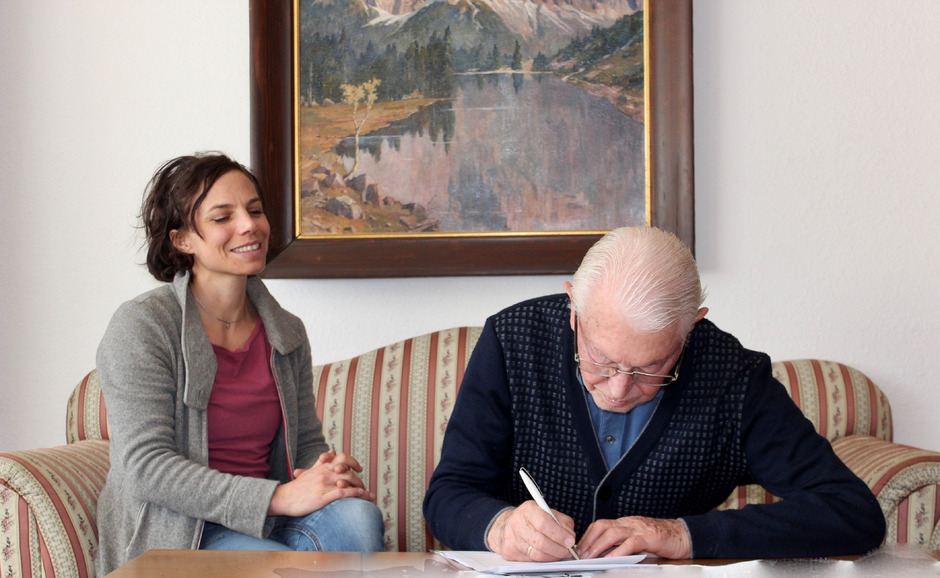 Ärztin Iris Steiner freut sich über die Unterstützung durch Alt-BM Ernst Hofherr. Dieser hat gleich als Erster unterschrieben.<span class="TT11_Fotohinweis">Foto: Dihlmann</span>