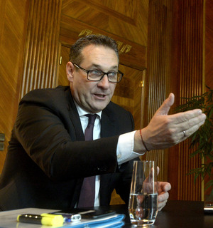 Sehr emotional reagiert Vizekanzler Strache auf die Frage an Kurz, ob es nicht zu viele „Einzelfälle“ bei den Freiheitlichen gibt.