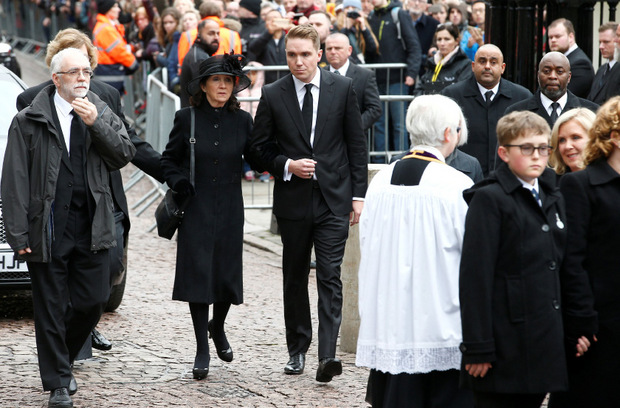 Jane Hawking, die erste Ehefrau des Astrophysikers, wurde von ihrem Sohn Timothy begleitet.