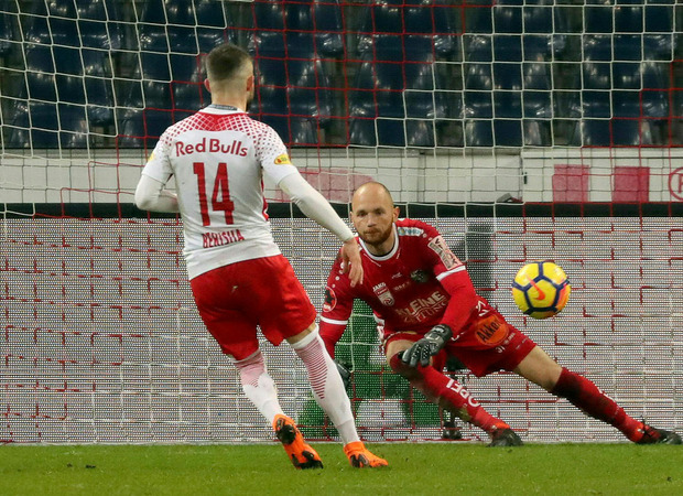 Valon Berisha blieb beim Elfmeter eiskalt, schoss Salzburg vor der Pause noch in Führung.