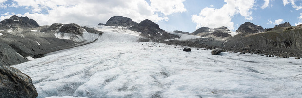Am Jamtalgletscher werden großflächige Messungen durchgeführt. Die Proben werden anschließend im Labor analysiert.