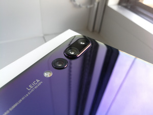 Neu auf der Rückseite ist neben der bereits im P10 verbauten Dual Leica Kamera eine dritte Linse mit einem 8-Megapixel-Teleobjektiv.