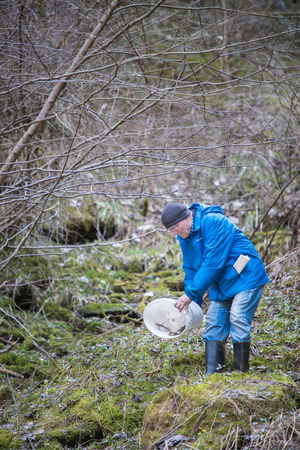 Endstation: Toni Kuen setzt die tierischen Fahrgäste seines „Kübeltaxis“ im Wald aus.