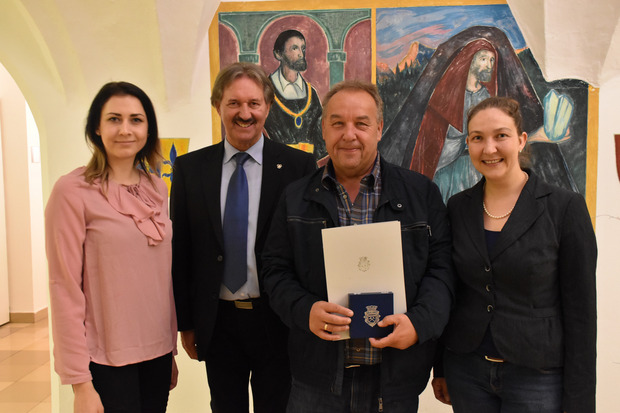 GR Victoria Weber, BM Hans Lintner (v. l.) und StR Viktoria Gruber (r.) überreichten Franz Haberl für seine herausragende Arbeit als Heimleiter des Flüchtlingsheimes Müllergrund das Verdienstzeichen der Stadt.