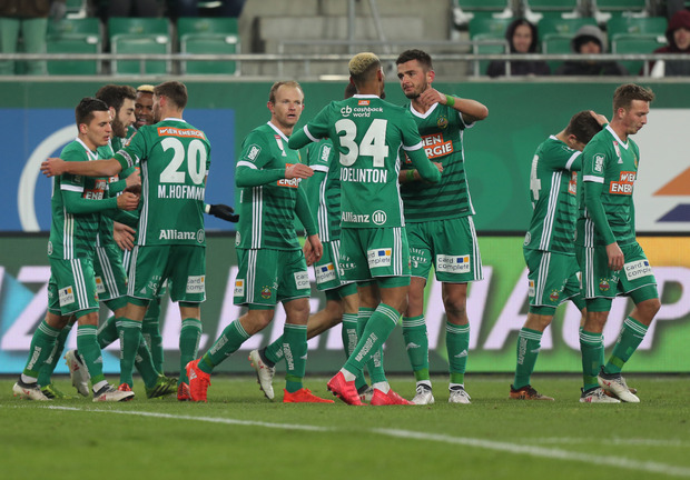Die Rapid-Spieler jubeln über einen klaren Sieg im Wiener Derby.
