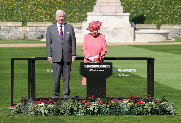 Im Hof von Schloss Windsor gab die Queen den Startschuss für den London Marathon.