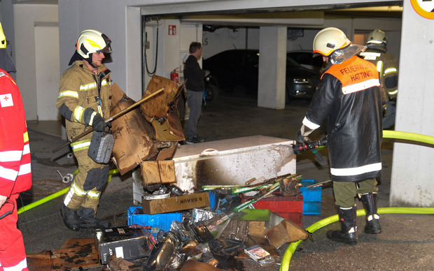 Der Brand dürfte durch einen Hitzestau hinter einem Tiefkühlschrank ausgelöst worden sein.