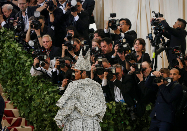 Rihanna erschien im päpstlichen Gewand.