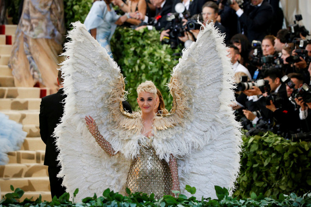 Katy Perry kam als Engel verkleidet.