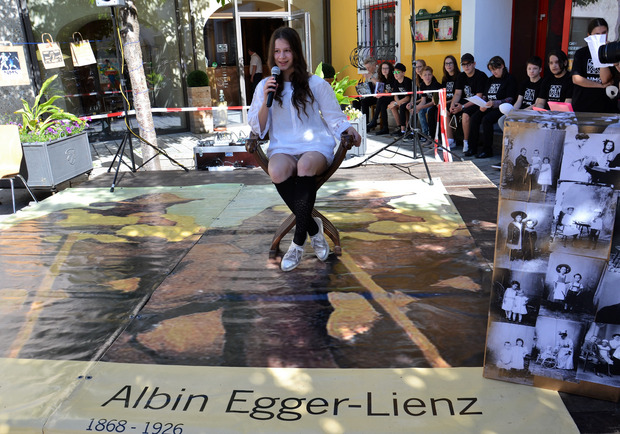 Ebenfalls einem Bild nachempfunden: Lorli, die Tochter des Malers, dargestellt von Tais Criucicova.