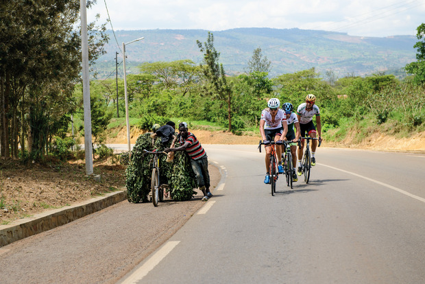 Der Reinerlös aus dem Verkauf der Bilder soll ein Stipendium für zwei junge Rennfahrer aus Ruanda finanzieren.