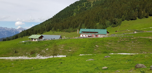 Bei der Kemater Alm ist die Runde dann fast vorbei.