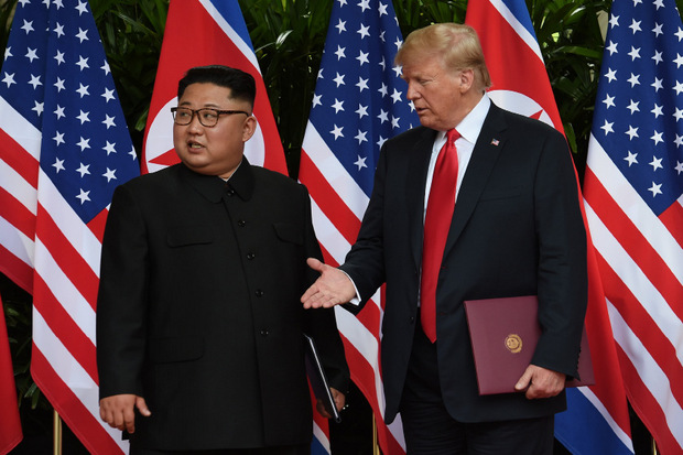 US-Präsident Donald Trump und Nordkoreas Staatschef Kim Jong-un inszenierten ihre erste Begegnung vor Flaggen der beiden Länder.