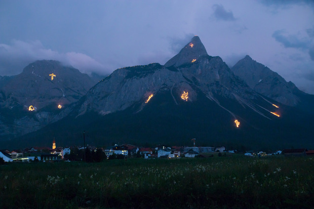 Die Sonnwendfeuer um den Ehrwalder Talkessel gehören zum UNESCO-Kulturerbe.