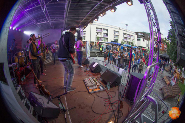 Beim Silent Indie Sunset Festival spielt die Musik der Live-Bands via Kopfhörer direkt ins Ohr.