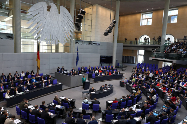Merkel spricht im Bundestag.