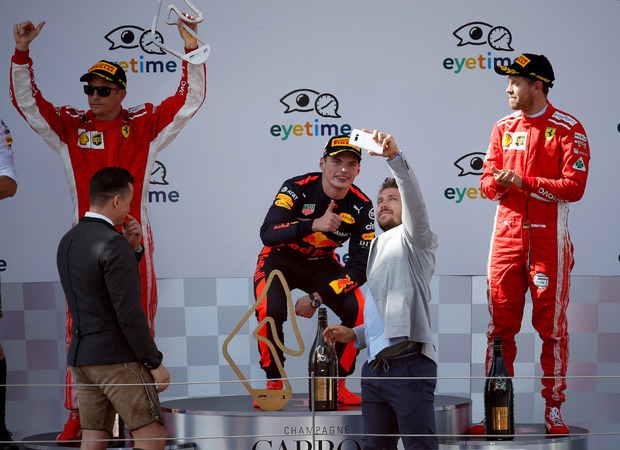 Marcel Hirscher ergatterte bei der Siegerehrung ein Selfie mit Sieger Max Verstappen. Andreas Gabalier gratulierte Kimi Räikkönen (l.) und Sebatian Vettel (r.).