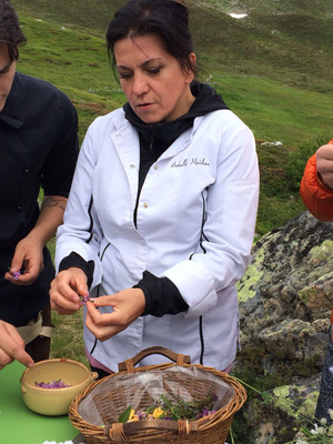 Arabelle Meirlaen integriert auf der Friedrichshafener Hütte heimische Kräuter und Pilze in ihre Kreation.