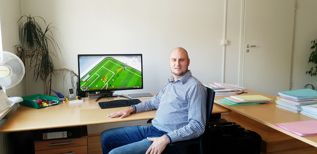 Natalis Ganzer aus Matrei in Osttirol will mit seiner Erfindung, den Freekick-Laser, den Fußballsport verändern.