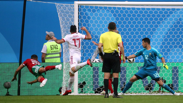 Spektakulär: In der Nachspielzeit erzielte Marokkos Aziz Bouhaddouz das Eigentor zum 0:1-Endstand gegen den Iran. Einer von zwölf Treffern ins eigene Netz.