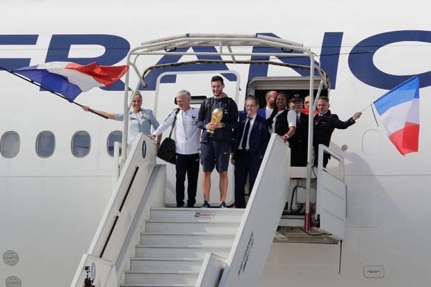 Hugo Lloris brachte den Pokal aus dem Flugezeug.