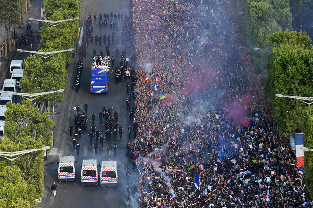 Hunderttausende feierten am Champs-Élysées ihre WM-Helden.