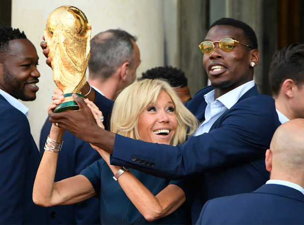 Paul Pogba hielt mit Frist Lady Brigitte den Pokal.