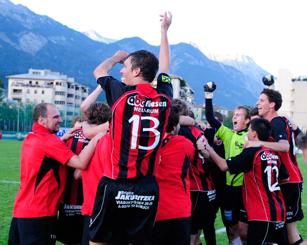 2011 feierten Waldy (Nr. 13), Hörtnagl (gelb) und Co. den Sieg über Kapfenberg.