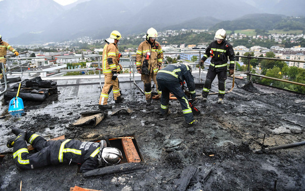 Bei Flämmarbeiten auf dem Dach kam es zum Brand.