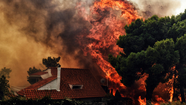 Auch in Kineta gingen Häuser in Flammen auf.