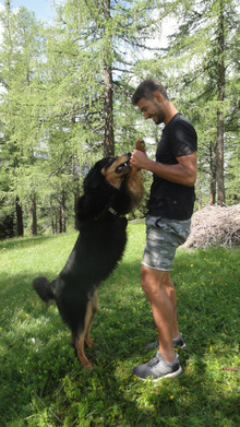 Wer ist größer? Martin Ermacora spielt mit Barney auf den Eulenwiesen im Stubaital.