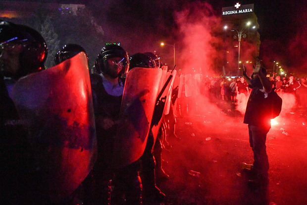 Gegen Mitternacht hatte die Polizei die Demo gewaltsam aufgelöst.