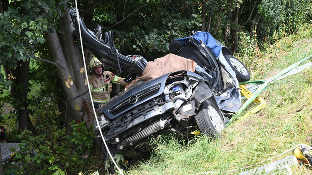 Das Auto wurde völlig zerstört.