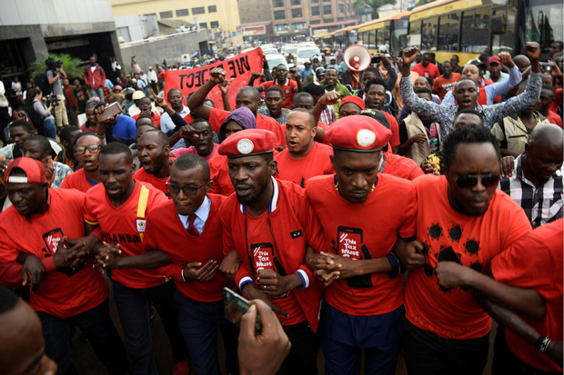 Kyagulanyi gemeinsam mit anderen Oppositionellen bei einer Protestaktion gegen die Einführung neuer Steuern vergangenen Juli.