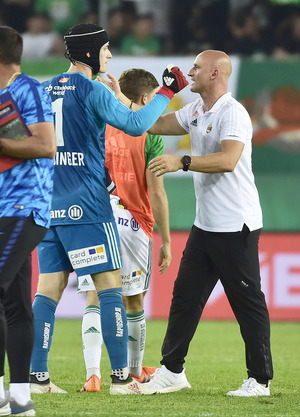 Rapid-Trainer Djuricin bedankte sich nach Abpfiff bei Goalie Strebinger.