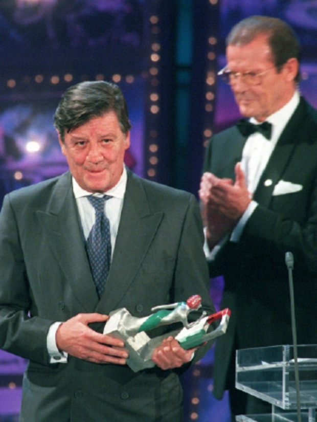 Stolz auf den „Telestar“, den er aus den Händen von Roger Moore für die Rolle des Schleyer erhielt.