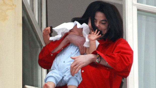 Dieses Bild ging um die Welt: Michael Jackson hielt seinen jüngsten Sohn in Berlin aus einem Hotelfenster und sorgte damit weltweit für Entsetzen.
