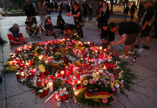 Blumen und Kerzen wurden am Tatort in der Chemnitzer Innenstadt niedergelegt.