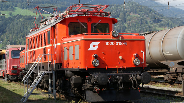 Die E 1020-018-6 der Eisenbahnfreunde stand einer modernen Vectron-Lokomotive (unten) gegenüber.