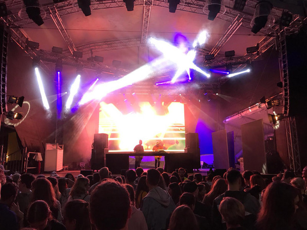 Deep House, Tropical House, Indie Dance: Star-DJ Felix Jaehn und das DJ-Duo Möwe heizten abends die WM-Stimmung an.