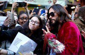 Schauspieler und Musiker Jared Leto lockte zahlreiche Fans vor den berühmten Pariser Nachtclub "Le Palace".