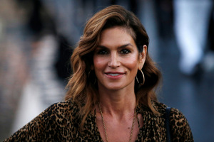 Das Supermodel der 90er Cindy Crawford sieht stolz ihrer Tochter Kaia Gerber auf dem Laufsteg zu.