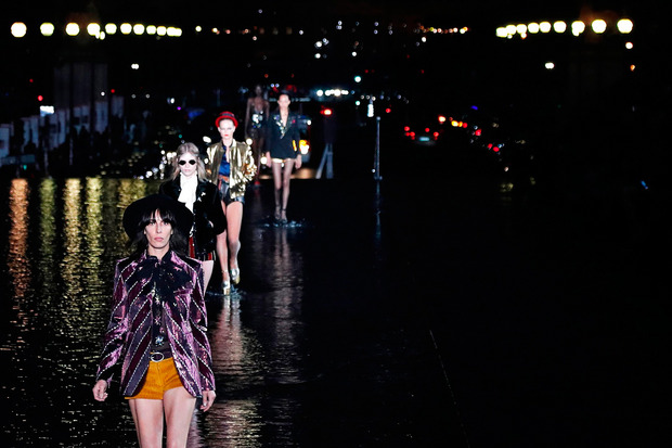 Saint Laurent hat wieder einmal den Platz unter dem Trocadero in Beschlag genommen und in einen Spiegelsee verwandelt.