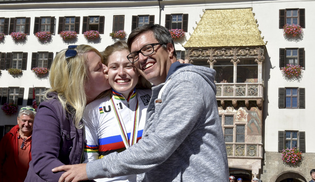 Mama Helene und Papa Jochen herzten ihre Laura.