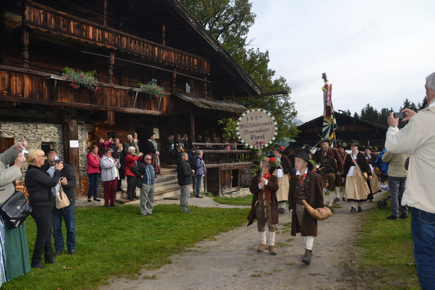 Eine der größten Brauchstums-Events im Tiroler Unterland: der Kramsacher Kirchtag im Höfemuseum.