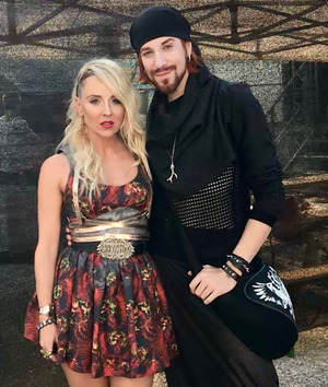 Sängerin Hannah trägt Dirndl und Gürtel aus der aktuellen Kollektion von Markus Spazier.