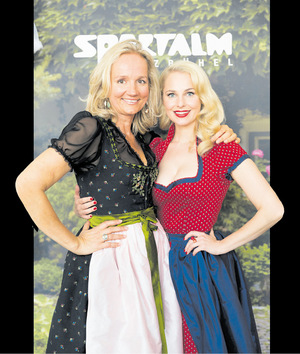 Sportalm-Chefin Ulli Ehrlich (l.) empfiehlt, schlichte Dirndln zu kaufen. Im Bild ist sie mit Puls-4-Moderatorin Silvia Schneider zu sehen.