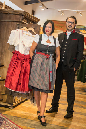 Roswitha Schöpf und Adi Rauscher von „Heu und Stroh“ raten zu einer Dirndl-Rocklänge von 70 Zentimetern.