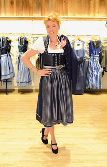 Das Dirndl von Trachtenwelt-Mitarbeiterin Silvia Lentsch wirft am Oberkörper keine Falten.
